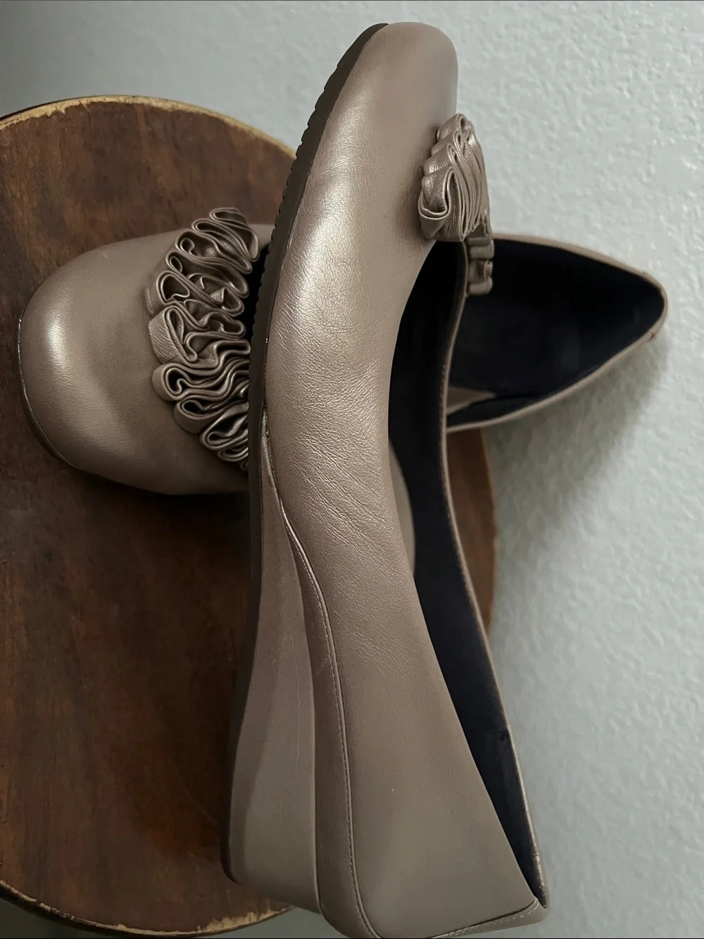 Umberto Raffini Ruffle-Trim Ballet Flats - Taupe